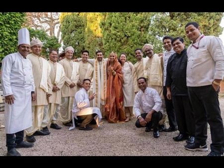 New Pic: Ranveer-Deepika Strike A Happy Pose With The Team Of Their Konkani Wedding Caterers!