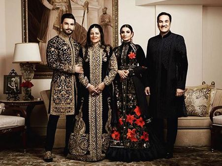 DeepVeer Reception: This Photo Of Ranveer Singh Posing With His Family Is Giving Us Major K3G Feels!