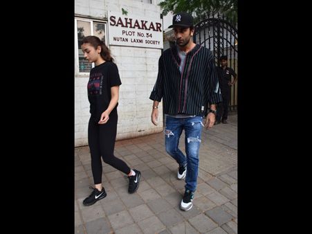 Ranbir Kapoor Is A Caring Boyfriend To Alia Bhatt; Here's The Proof!
