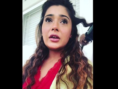 Sara Khan’s Comment On ‘Burqa’ Goes Viral; Apologises For Hurting Muslim Sentiments!