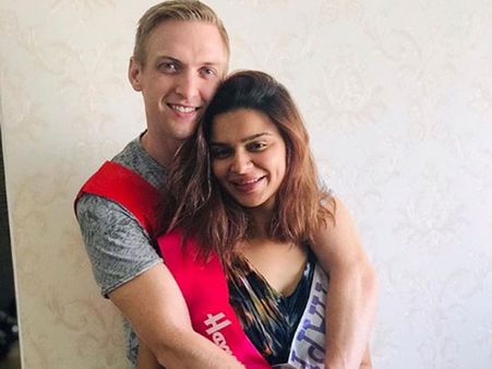 Mouni Roy & Adaa Khan Wish Aashka Goradia Happy B'day; Brent Goble's Sweetest Message For His Wife!