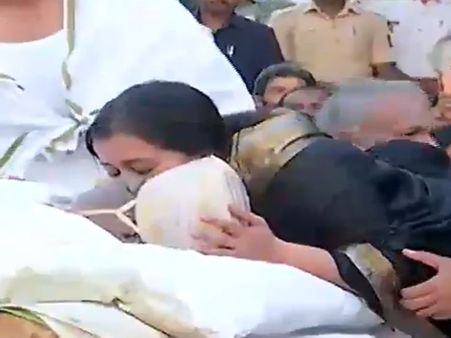 Photos: Ambareesh's Wife Sumalatha Weeps Inconsolably, Refuses To Leave His Body