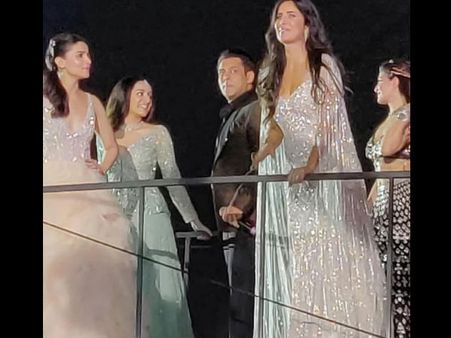 NO COLD VIBES! Alia Bhatt & Katrina Kaif CHILL With At Star Screen Awards 2018 [PIC]