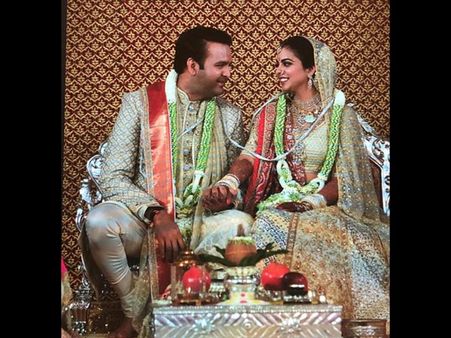 First Inside Pictures: Isha Ambani & Anand Piramal As The Bride & Groom Are A Feast To The Eyes