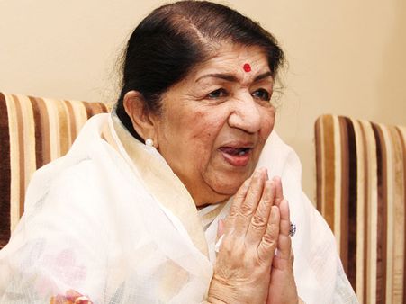 Lata Mangeshkar Rubbishes Rumours Suggesting That She Has Been Hospitalized!