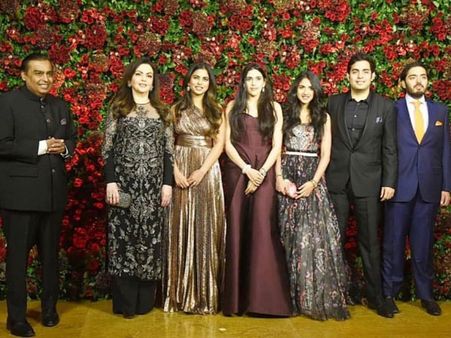 Ranveer-Deepika's B-Town Bash: A Photographer Tells Mukesh Ambani, 'Sir, Jio Nahi Chal Raha'!