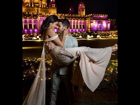 Priyanka Chopra- Nick Jonas' Romantic Pose Is What Happily Ever After Looks Like! [NEW PICS]