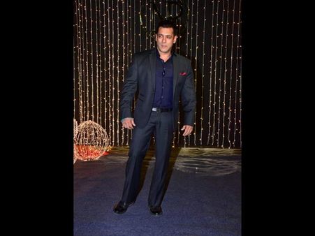 PICS! Salman Khan And Other Guests Arrive For Priyanka-Nick Wedding Reception