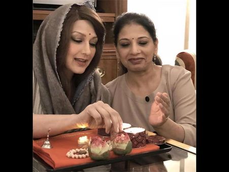 Sonali Bendre Writes A Heart Touching Post For Her Sister