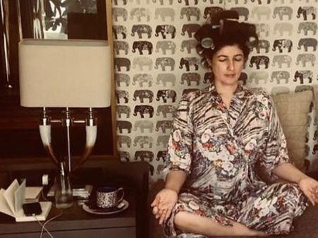 Twinkle Khanna’s ‘Unruly Beasts’: Akshay Kumar Takes A Sneaky Picture of Twinkle!