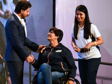 Shahrukh Khan's Meer Foundation Donates Wheelchairs To Para Athletes!