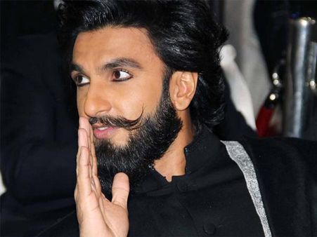 Ranveer Singh Gets Slammed For Posing ‘Inappropriately’ With Mumbai Cops At Umang 2019!