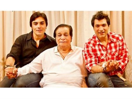 Kader Khan Struggled To Even Kiss His Son During His Last Days As His Hands Were Weak & Shaking