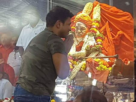 Puneeth Rajkumar Spotted Paying His Last Respects To Shivakumara Swamiji; Shivarajkumar Misses It