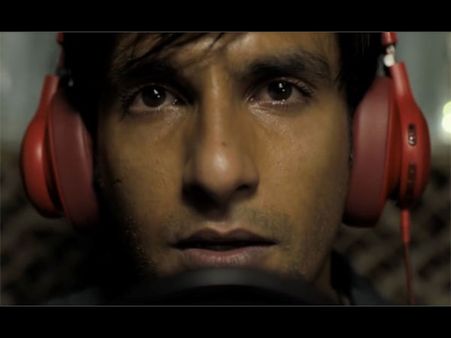 Gully Boy Song Doori: Ranveer Singh Makes You Emotional With His Hard-Hitting Rap Song