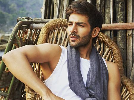 Kartik Aaryan DENIES Being Approached For Saare Jahaan Se Accha Post Shahrukh Khan's Exit!