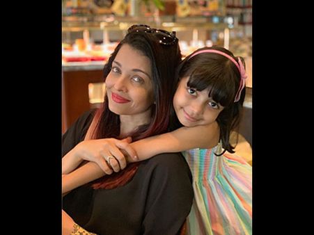 Abhishek Bachchan's Picture Of Aishwarya Rai & Aaradhya Cuddled Up Is The Cutest Thing You'll See!