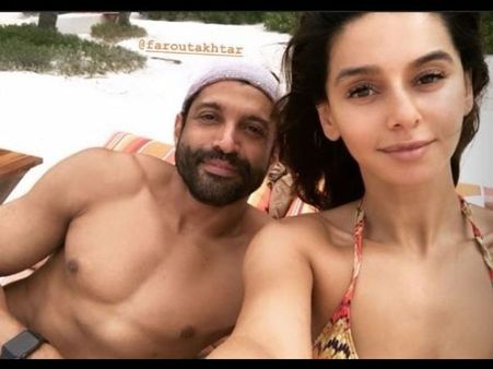 Farhan Akhtar & Shibani Dandekar Enjoy A Love-Soaked Beach Vacation; Their Pics Are Drool-worthy!