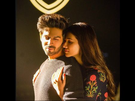 Luka Chuppi Song Photo: Kartik Aaryan & Kriti Sanon Tug Your Heartstrings With This Romantic Song!