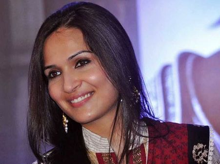 A Stunning Soundarya Rajinikanth Gears Up For The Mapillai Azhapu Ceremony; View Pic