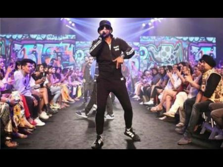 Ranveer Singh’s Stage Dive At Lakme Fashion Week Goes Wrong; Injures Audience