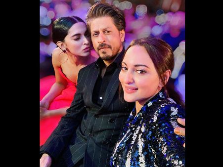 SRK, The Gentleman! Shahrukh Khan's INSIDE PIC With Deepika Padukone & Sonakshi Sinha Is Pure Gold!