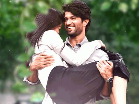 Vijay Devarakonda & Rashmika To Grace Sandalwood Soon; Actress To Showcase Her Bold Array Yet Again!