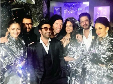 WOW PICTURE! Gauri, Shahrukh Khan, Alia Bhatt & Ranbir Kapoor CHILL With Chris Martin In Switzerland