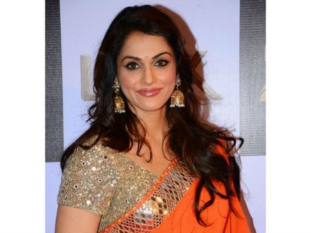 Ajith Kumar Fans Slam Bollywood Actress Isha Koppikar For Insulting Thala; View Tweets