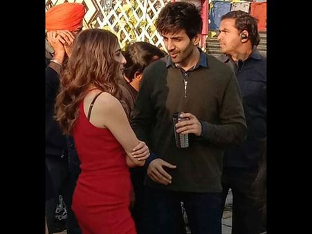 Kartik Aaryan & Sara Ali Khan Look Engrossed In A Conversation On The Sets Of Love Aaj Kal 2