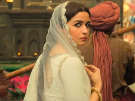 Forget Kalank’s Teaser, These MEMES Featuring Alia Bhatt Have Taken Over The Internet!
