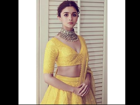 Kangana Ranaut's Sister INSULTS Alia Bhatt For BEGGING To Rajamouli & SNATCHING Others' Work