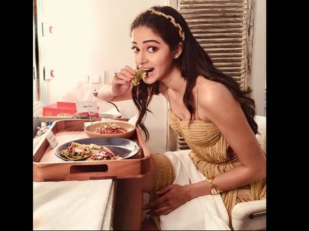 SRK's Daughter Suhana Khan Is Promoting Ananya Panday's Student Of The Year 2 In The Sweetest Way!