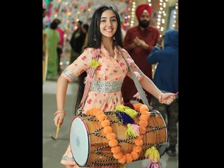 YRKKH's Ashnoor Kaur Scores 93% In CBSC Class X; Says She Studied In Make-up Room; Mother Had Tears!