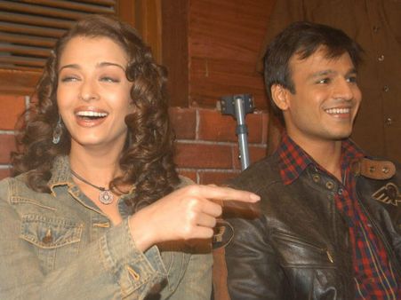 CAUGHT ON CAMERA: Aishwarya Rai Bachchan SNUBS Reporters When Asked About Vivek Oberoi's Meme Fiasco
