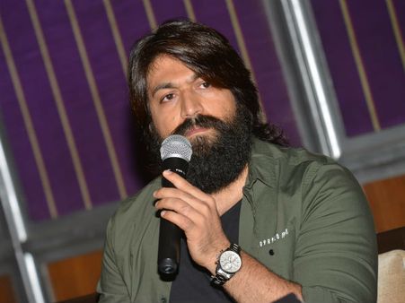 KGF Chapter 2 Trying To Make Up For A BIG BLUNDER? Here’s How Yash Is Defending His Team!