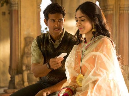 Super 30 Song 'Jugraafiya': Hrithik Roshan & Mrunal Thakur Spread The Magic Of Love!