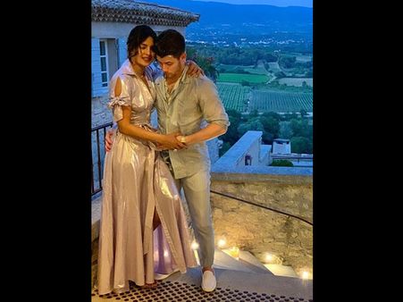 Priyanka Chopra Gets Romantic With Nick Jonas; Says, 'It's In The Air'!