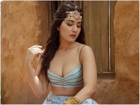 Raashi Khanna's Hot Photos Go Viral; But The Actress Is Upset Due To A Reason?