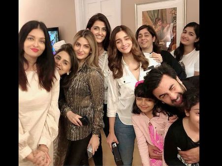 Ranbir & Aaradhya Steal All The Limelight From Aishwarya Rai & Alia While Posing With Rishi Kapoor!