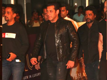 SHOCKING VIDEO! Salman Khan SLAPS A Bodyguard For Being Rough To A Kid; Fans BLAST The Superstar