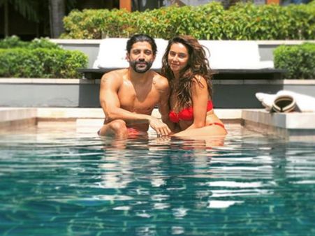 Farhan Akhtar & Shibani Dandekar’s Poolside Pic Is Sizzling, Yet Adorable! SEE PIC!