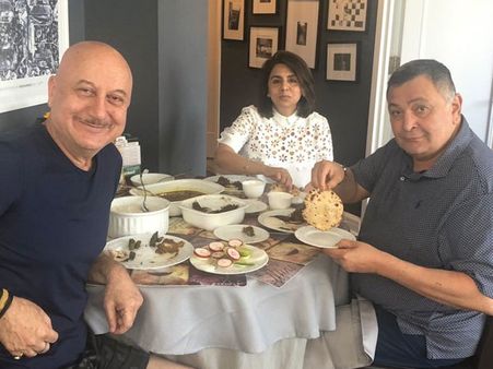 Rishi Kapoor Is On Cloud Nine After Having Some 'Correct Aate Ka Phulka' At Anupam Kher's House!