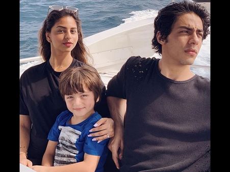 Shahrukh Khan's Maldives Diaries: His Kids Aryan, AbRam & Suhana Chill Like A Boss!