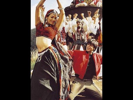 Malaika Arora Was Left BLEEDING Around Her Waist While Shooting For SRK's 'Chaiyya Chaiyya' Song!
