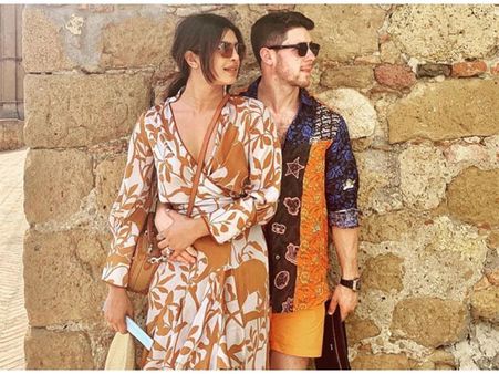 This Video Of Priyanka Chopra Singing 'Sucker' In Karaoke Session Is Trending On The Internet!