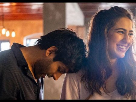 OOPS! Sara Ali Khan's Awkward Picture With Kartik Aaryan Evokes Absurd Reactions
