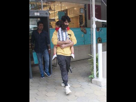 Success Goes To Shahid Kapoor's Head? Fans SLAM His Attitude After He Refuses To Pose For Media