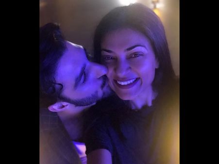 Sushmita Sen's Boyfriend Rohman Shawl Kisses Her; Tells Her, 'I Love Your Dimples'