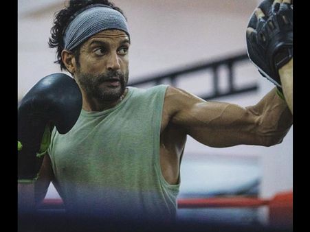Farhan Akhtar’s Intense Work-Out VIDEO While Prepping For Toofan Will Make You Go WHOA!